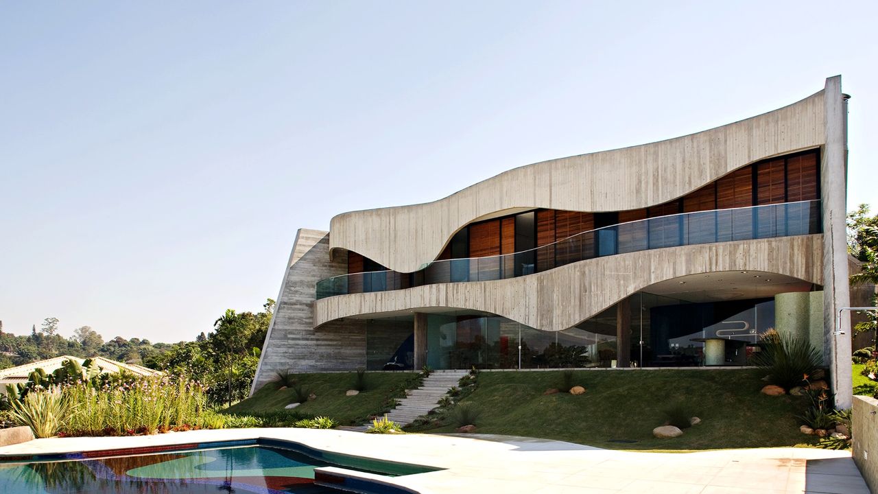Residência Valinhos — fachada ao crepúsculo